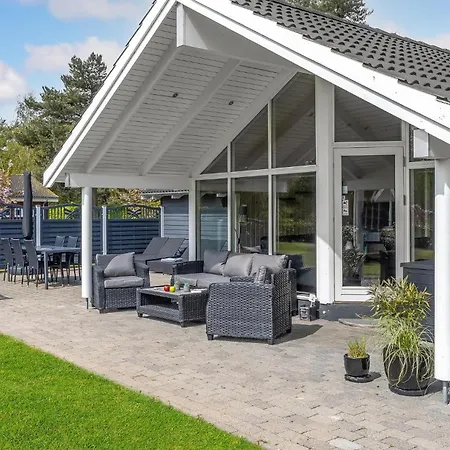 Σπίτι διακοπών 4 Bedroom Awesome In Vaeggerlose Bøtø By