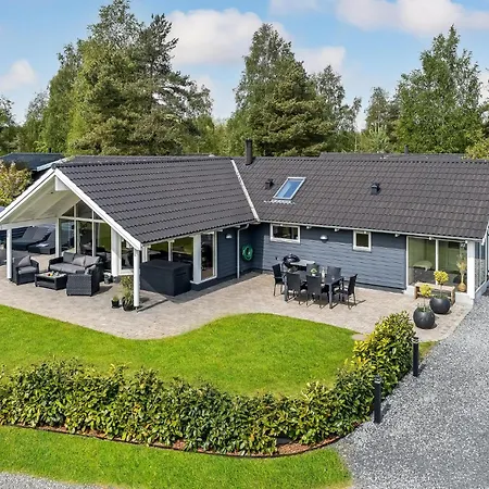 4 Bedroom Awesome In Vaeggerlose * Bøtø By